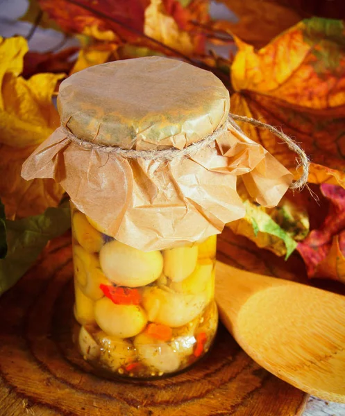 Concept d'automne. Aliments conservés dans un bocal en verre — Photo