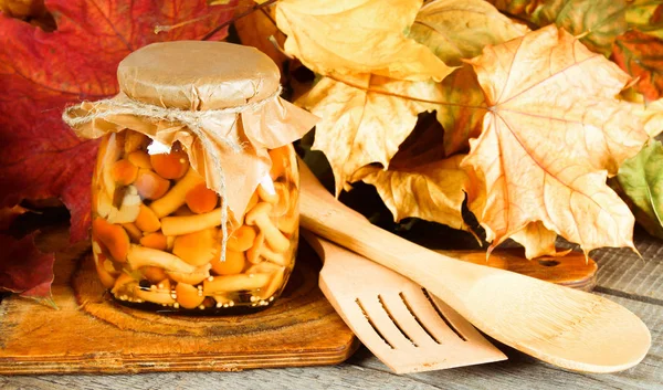Podzimní koncept. Konzervované potraviny do sklenic — Stock fotografie