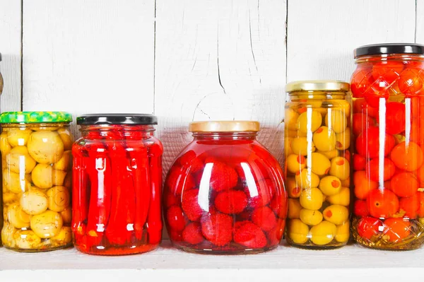 Aliments conservés dans des bocaux en verre — Photo