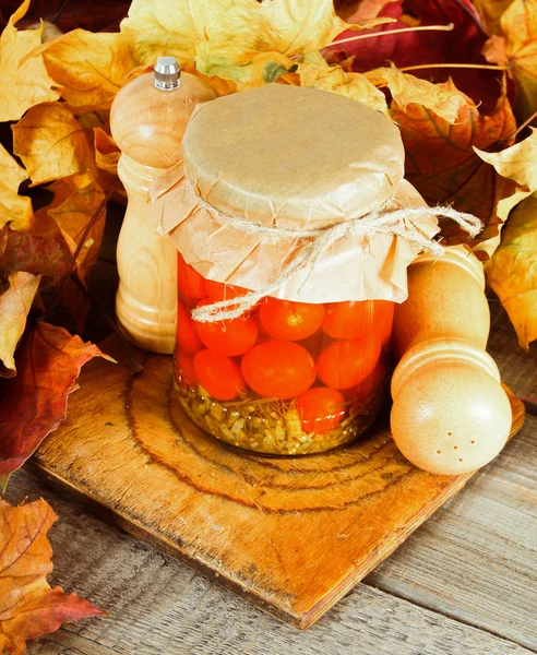 Φθινόπωρο έννοια. Κονσέρβες τροφίμων σε γυάλινο βάζο — Φωτογραφία Αρχείου