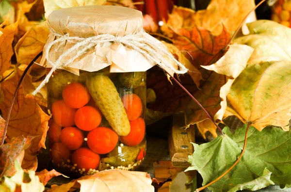 Φθινόπωρο έννοια. Κονσέρβες τροφίμων σε γυάλινο βάζο — Φωτογραφία Αρχείου
