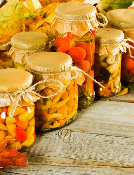 Conceito de outono. Alimentos conservados em frascos de vidro — Fotografia de Stock