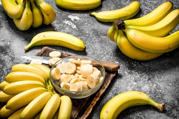 Bir kase dilimlenmiş muz adet taze muz.