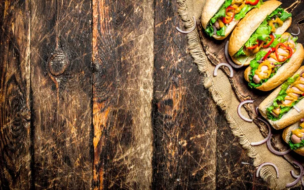 Comida callejera. perritos calientes con hierbas, verduras y mostaza caliente . —  Fotos de Stock