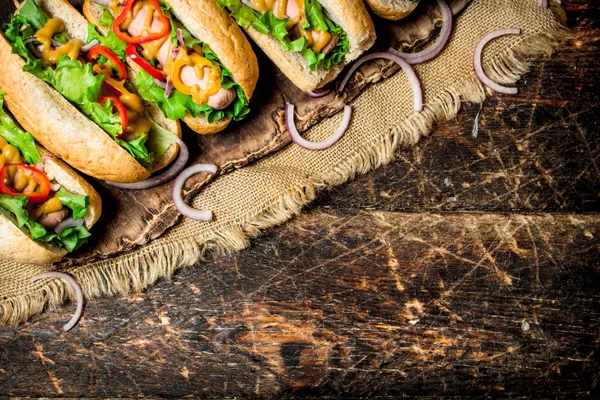 Comida callejera. perritos calientes con hierbas, verduras y mostaza caliente . —  Fotos de Stock