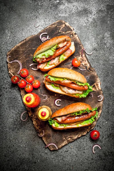 Menù fast food. Hot dog barbecue di manzo con pancetta ed erbe aromatiche . — Foto Stock
