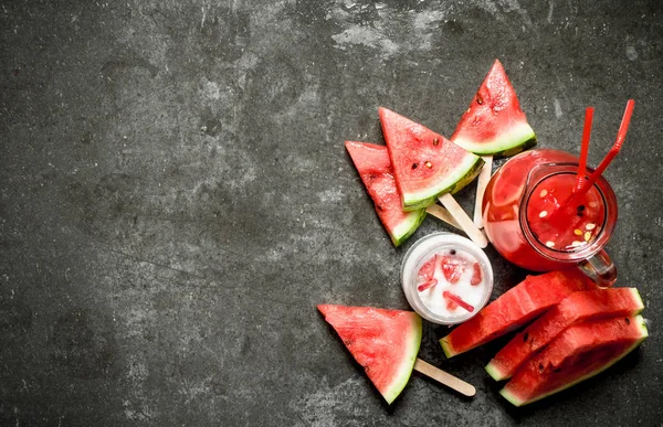 Wassermelonen-Smoothies und Saft mit Fruchtfleisch. — Stockfoto