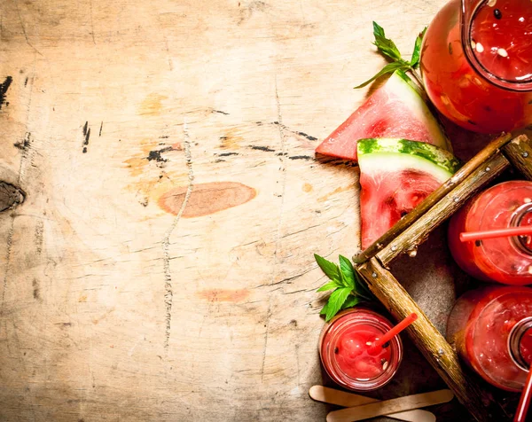 Wassermelonensaft mit Fruchtfleisch. — Stockfoto