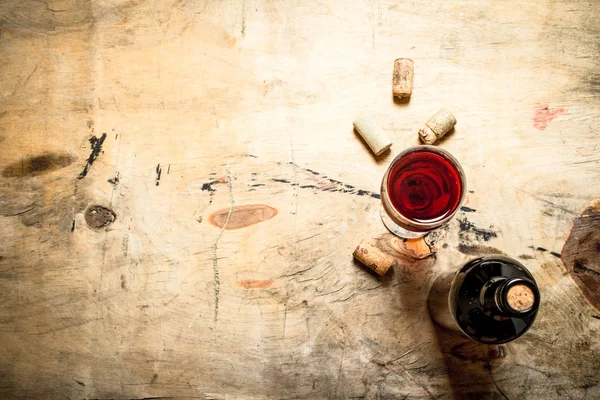 Красное вино с пробками . — стоковое фото