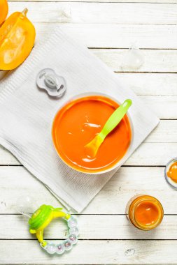 Bebek maması. Taze kabak püresi.