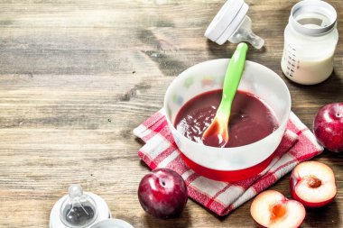 Bebek maması. Bebek süt bir şişe ile taze Erik püre.