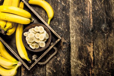 Olgun muz bir kase dilimlenmiş.