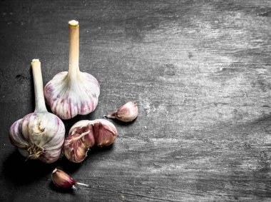 Taze baharatlı sarımsak. Siyah Kara tahta.