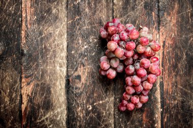 Bir sürü kırmızı üzüm..