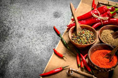 Zemin kırmızı sıcak biber bir kase.