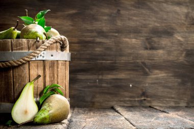 Ahşap bir demet taze armut.