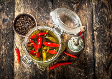 Baharat ile chili biber turşusu.
