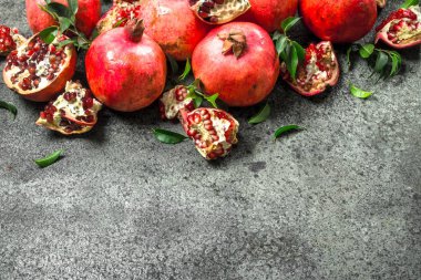 yaprakları ile olgun nar.