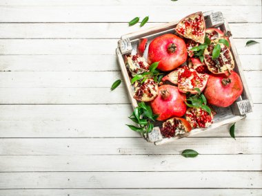 Kutusunda yapraklarla olgun nar.