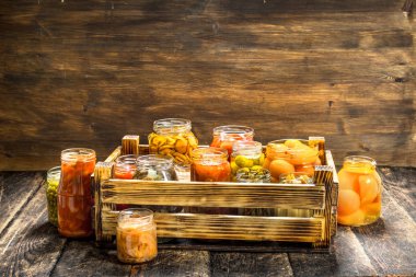 Bir kutu içinde sebze ve mantar korur.