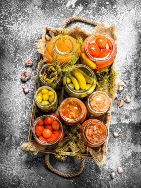 Sebze mantar eski bir tepsi ile korunmuş.