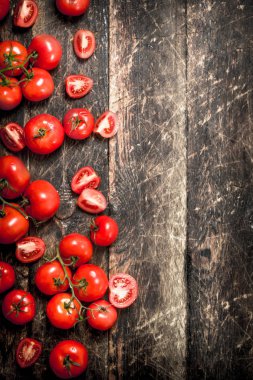 Taze domates. Ahşap arka plan üzerinde.