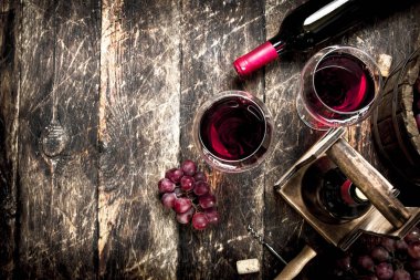 Şarap arka plan. Kırmızı şarap gözlük ile üzüm ile.