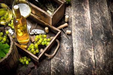 Beyaz şarap ile eski bir tepsi üzerinde taze üzüm.