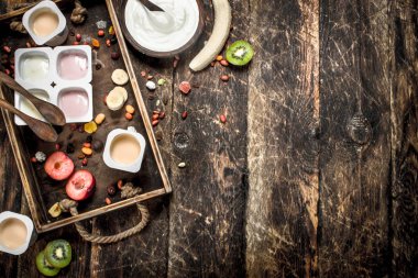 Meyve ve fındık ile taze yoğurt.