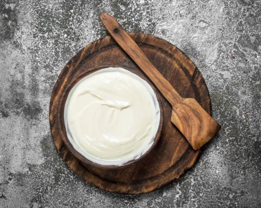 Bir kase içinde doğal yoğurt.