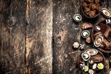 Bir kase çikolata şekerleme.