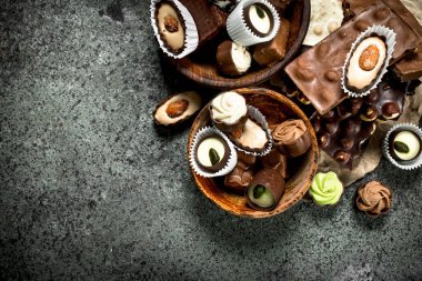 Bir kase çikolata şekerleme.