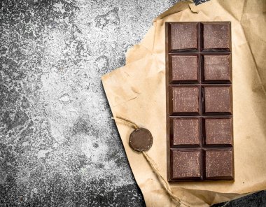 Çikolata bir kağıt ambalajı içinde.