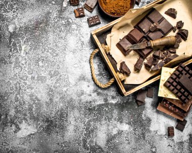 Bir tepsi üzerinde farklı çikolata.