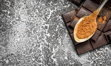 Koyu çikolata kakao tozu ile.
