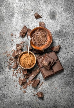 Kakao tozu ile çikolata parçaları.