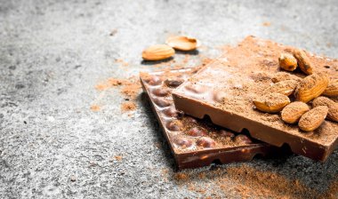 Çikolata ile fındık ve kakao tozu.