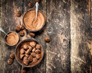 Çikolatalı trüf ve kakao tozu..