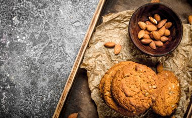 Yulaf ezmeli kurabiye fındık ile bir kase.