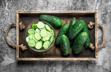 Eski bir tepsi içinde taze salatalık.