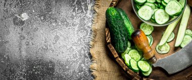 Taze dilim salatalık bir ahşap tepsi.