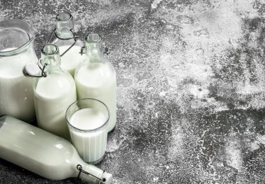 taze süt. Rustik arka plan üzerinde.