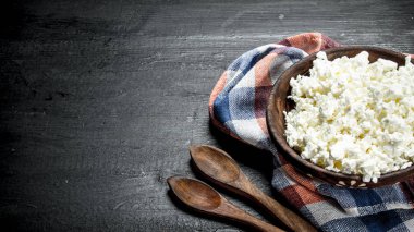 bir kase taze peynir.