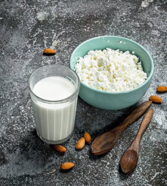 Süzme peynir ve doğal inek sütü.