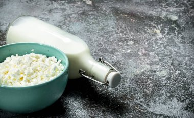 Süzme peynir ve doğal inek sütü.