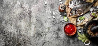 Taze hazırlıksız Dorado balık sosu ve baharatlar ile.