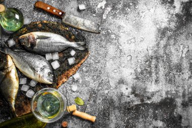 Dorado balık buz küpleri ve şarap cam.