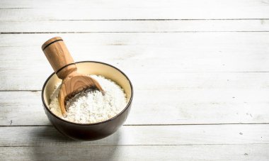 Bir kase içinde bir kepçe ile un.