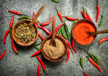 Zemin kırmızı sıcak biber bir kase.