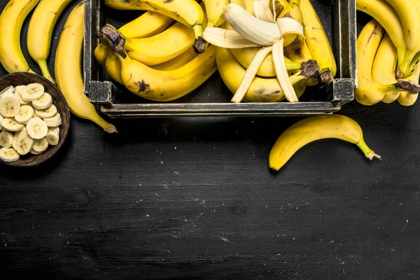 Ripe bananas in an old box. — Stock Photo, Image